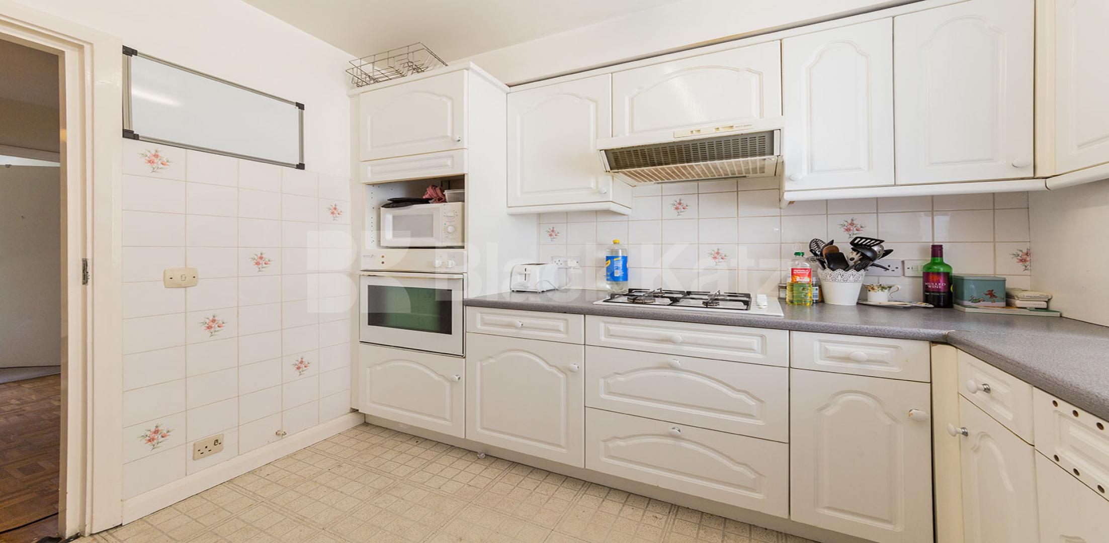 Spacious 3 bedroom property with balcony located near Archway tube station Fairbridge Road, Archway